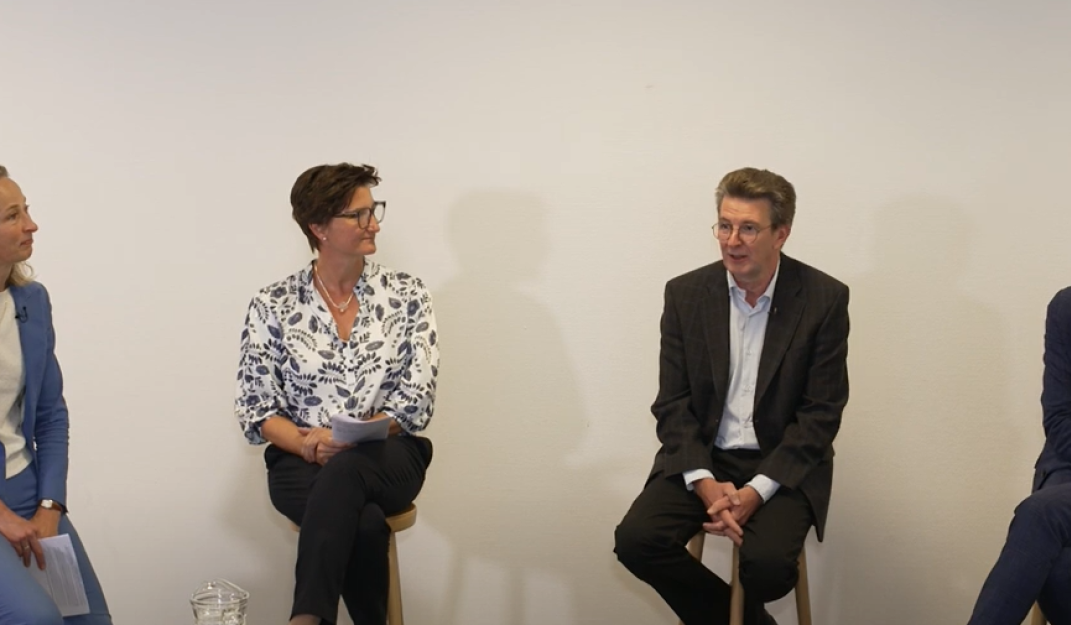 Picture displaying the panel discussion between four people.